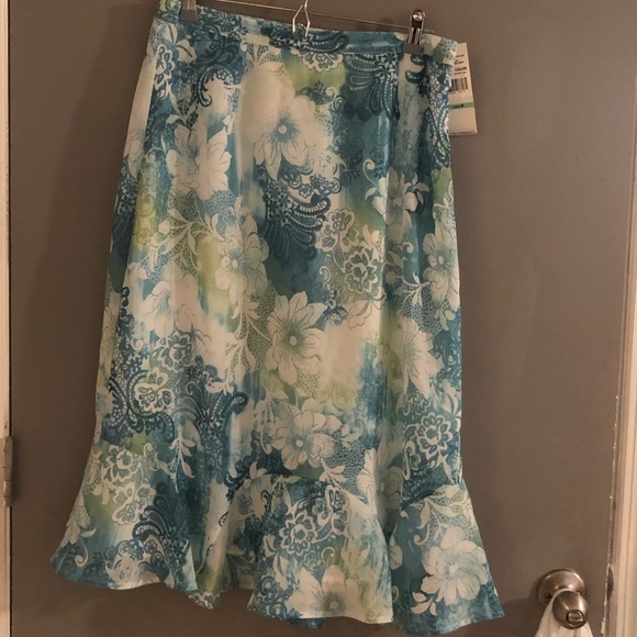 Size 8 NWT blue, green, white flowy trumpet skirt - Picture 1 of 3